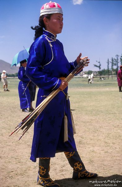 Kampfrichterin mit Pfeilen in Festtracht, Ulaanbaatar - Ulan Bator, Mongolei