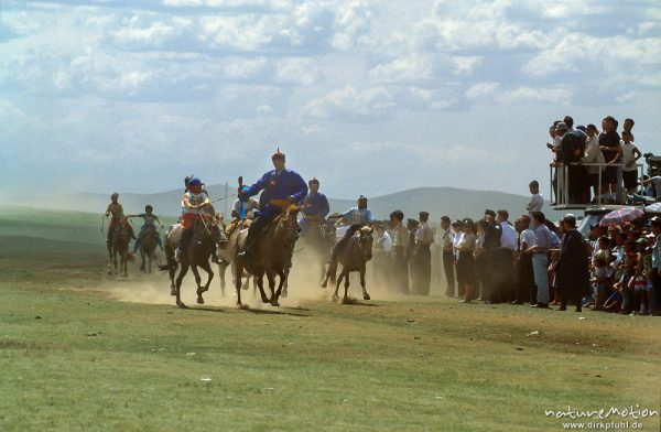 Zieleinlauf beim Pferderennen, Kamerateam, Ulaanbaatar - Ulan Bator, Mongolei