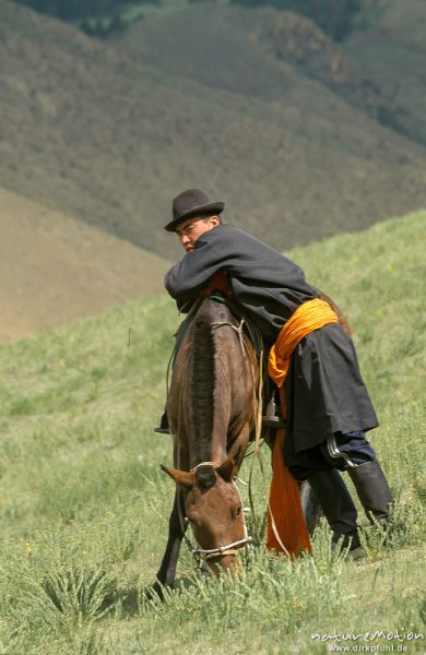 Reiter lehnt sich an Pferd, Ulaanbaatar - Ulan Bator, Mongolei