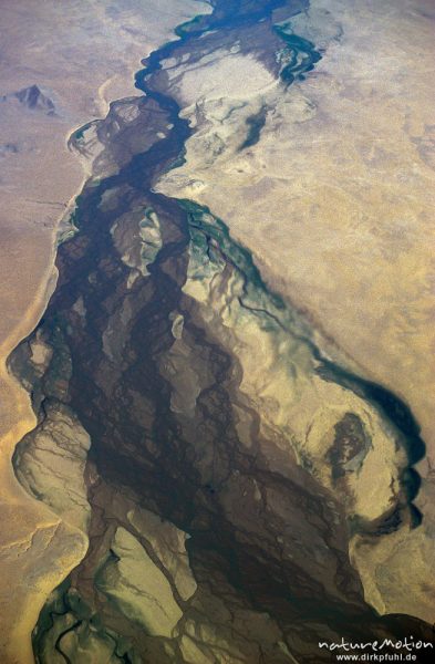 mäandernder Flusslauf in der Steppe, Relief der Landschaft, Changai, Mongolei