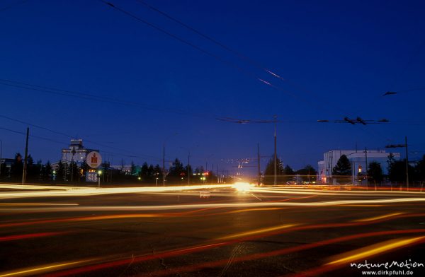 Lichtspuren des Strassenverkehrs am Suchbaatar-Platz, Langzeitbelichtung, Ulaanbaatar – Ulan Bator, Mongolei