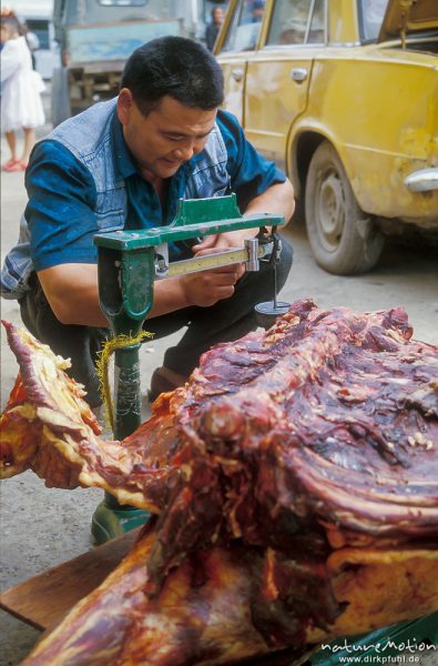 Abwiegen von Fleisch, Markt, Ulaanbaatar – Ulan Bator, Mongolei