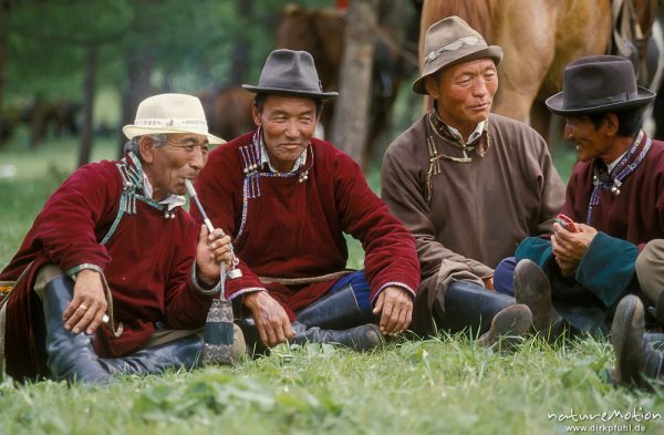 alte Männer sitzen beisammen auf dem Steppenboden, Ulaanbaatar – Ulan Bator, Mongolei