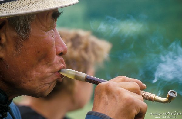 alter Mann raucht Pfeife, Ulaanbaatar – Ulan Bator, Mongolei
