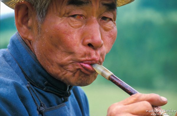 alter Mann beim rauchen einer Pfeife, , Mongolei