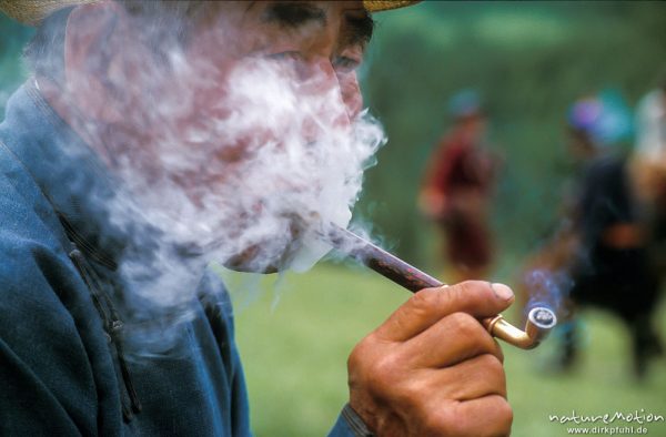 alter Mann raucht Pfeife, Ulaanbaatar - Ulan Bator, Mongolei