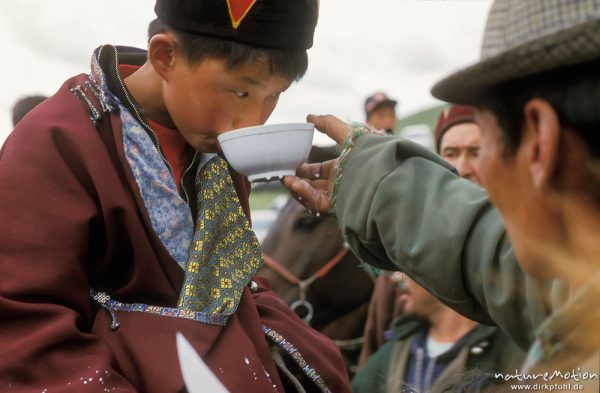eine Schale Airag für den Sieger beim Pferderennen, Ulaanbaatar - Ulan Bator, Mongolei