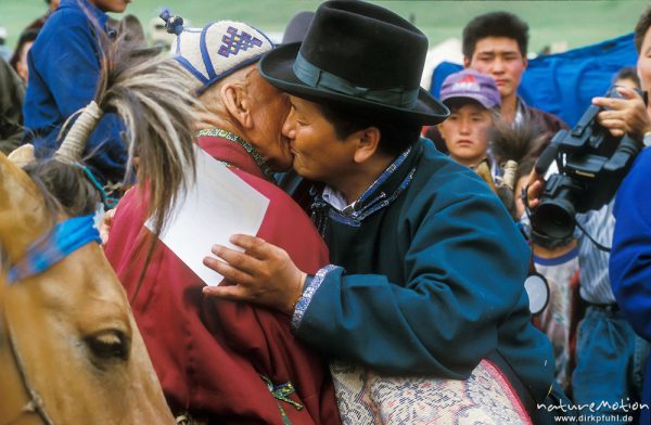 Urkunde und Glückwünsche für den Besitzer des Sieger-Pferdes beim Pferderennen, Ulaanbaatar - Ulan Bator, Mongolei