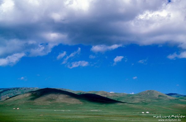 Wolken über der Steppe, Ails, Jurten, Changai, Mongolei