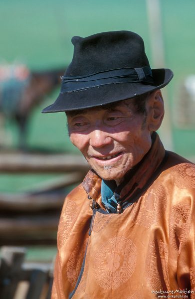 alter Mann im Deel, Changai, Mongolei