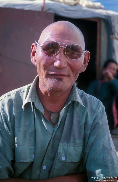 Familienoberhaupt, Mann mit Sonnenbrille vor seiner Jurte, Mongol Els, Mongolei