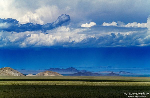 Wolken über weiter Steppe, karge Halbwüste, Nord-West-Gobi, Wüste Gobi, Mongolei