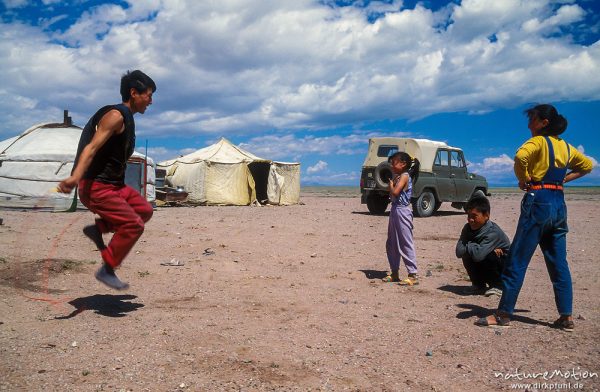 Kinder beim Seilspringen, Wüste Gobi, Mongolei