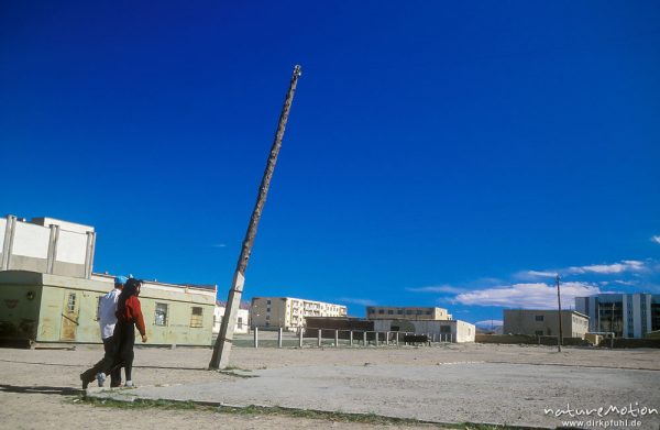 schiefer Strommast, Platz in Chowd, Passanten, Chowd, Mongolei
