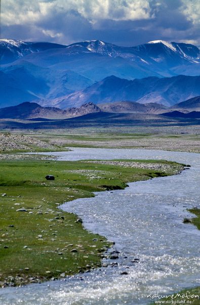 Fluss in der Steppe, im Hintergrund schneebedeckte Höhenzüge des Altai, Bujant Gol, Chowd, Mongolei