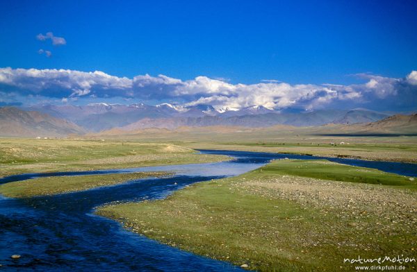Fluss in der Steppe, im Hintergrund schneebedeckte Höhenzüge des Altai, Bujant Gol, Chowd, Mongolei