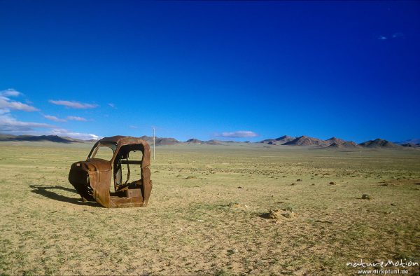 Führerhaus eines LKW, Schrott inmitten karger Steppe, Chowd, Mongolei