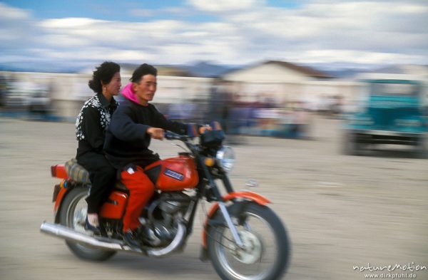 Motorradfahrer mit Freundin, Markt von Chowd, mitgezogen, Chowd, Mongolei