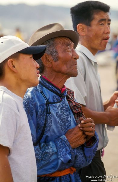 alter Mann in blauem Deel betrachtet intensiv einen Marktstand, Chowd, Mongolei