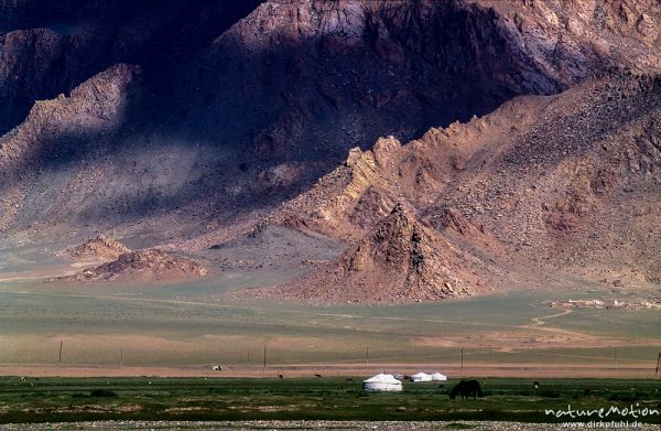 Jurten vor scharf gezackten Höhenzügen, Chowd, Mongolei