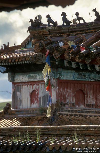 Pagodendächer mit Tonfiguren und Gebetsfahnen, Kloster Amarbajasgalant, Selenge-Orchon-Bergland, Mongolei