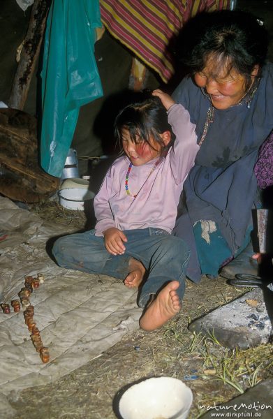 Mutter und Tochter "würfeln" mit Schafknochen, Chowsgöl Nuur, Mongolei