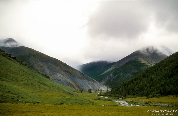 Regenwolken über dem Bergland, Chowsgöl Nuur, Mongolei