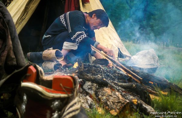 Unru beim Feuer machen und kochen, Chowsgöl Nuur, Mongolei