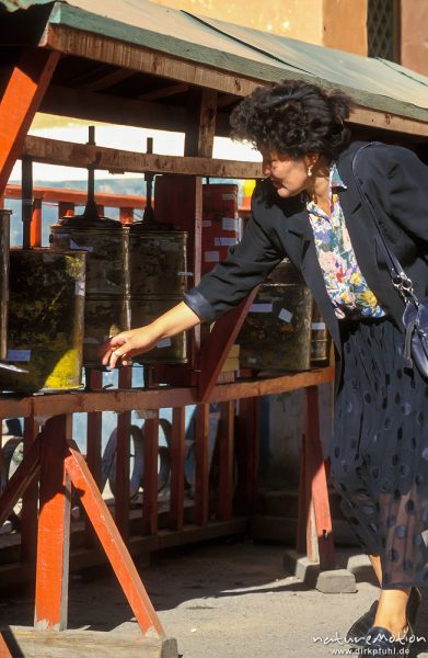 Frau dreht Gebetsmühlen, Gandan-Kloster, Ulaanbaatar - Ulan Bator, Mongolei