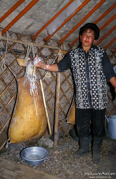 Herstellung von Airag, vergorener Stutenmilch, in einem Ziegenbalg, Wüste Gobi, Mongolei
