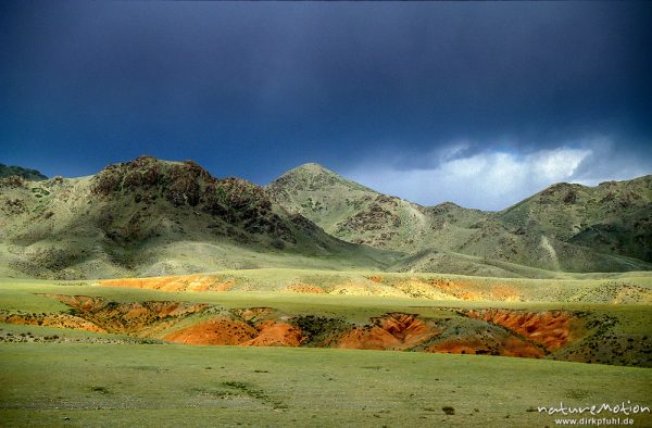Erosionsmuster, Hügelkette und Regenwolken, Wüste Gobi, Mongolei