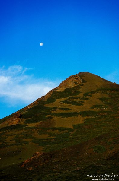 Mond über Berggipfel, Gurwan Saichan Gebirge, Wüste Gobi, Mongolei