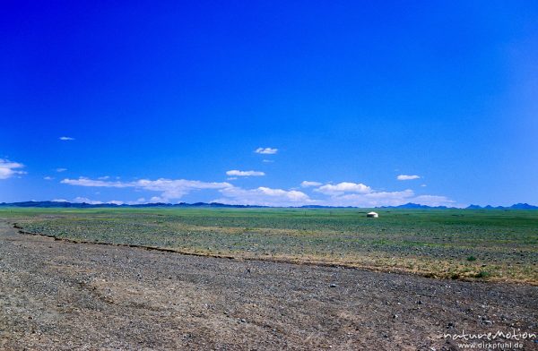 einsame Jurte inmitten karger Wüstensteppe, Wüste Gobi, Mongolei