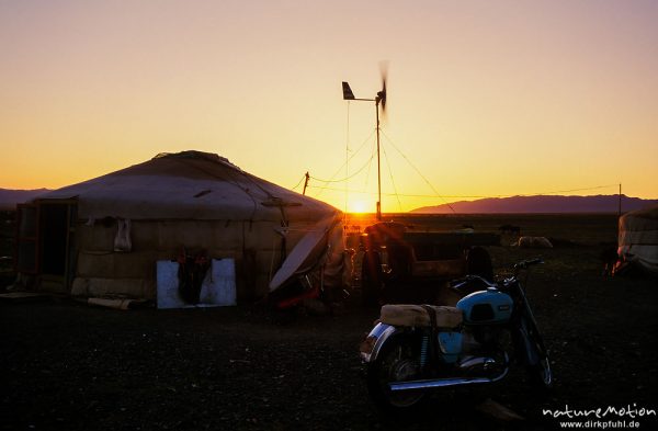 Jurte mit Windgenerator und Sattelitenantenne, Sonnenuntergang, Wüste Gobi, Mongolei