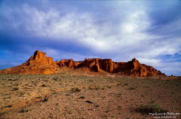 Sandsteinklippen von Bayanzag, Regenwolken, Bayanzag, Mongolei