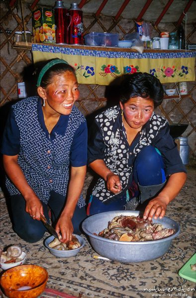 zwei Frauen bereiten das Fleisch eines frisch geschlachteten Schafes zu, Wüste Gobi, Mongolei