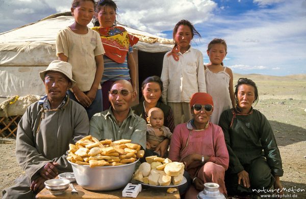 Nomadenfamilie vor Jurte mit Essen, typisches Familienbild, Mongol Els, Mongolei