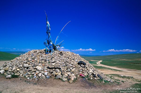 Owoo, Steinhaufen mit blauer Seidenfahne an Paßhöhe, Changai, Mongolei