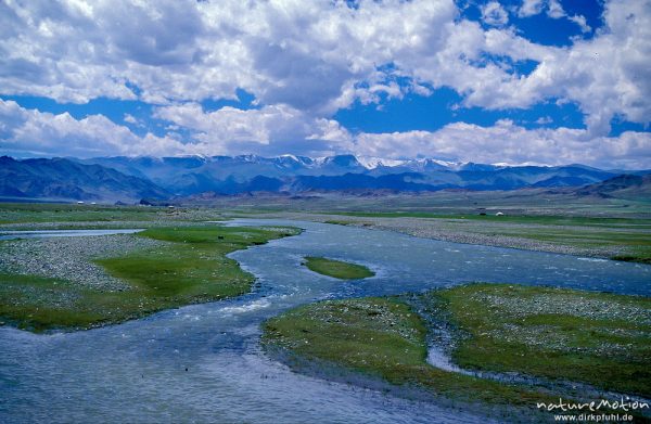 Flußlauf vor schneebedeckten Bergen, Altai - Gebirge, Mongolei