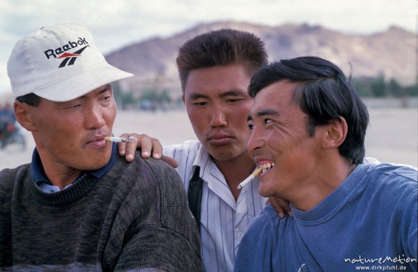 Freunde im Gespräch, Marktplatz von Chowd, Chowd, Mongolei