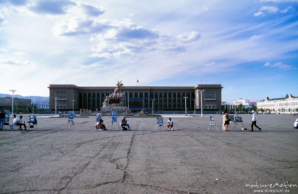 Suchbaatar-Platz mit Parlamentsgebäude, Souvenir-Fotografen, ,