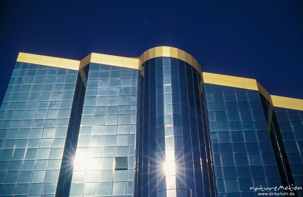 blaue Glausfassade, Büroneubau, höchstes Gebäude der Stadt, Sonnenreflex (siehe 184,46), ,