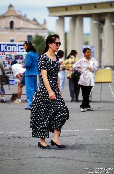 junge Frau mit Sonnenbrille, Suchbataar-Platz, ,