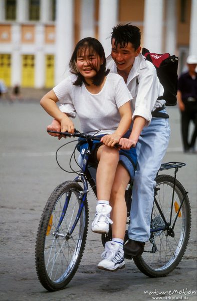 junges Paar auf Fahrrad, Suchbataar-Platz, ,