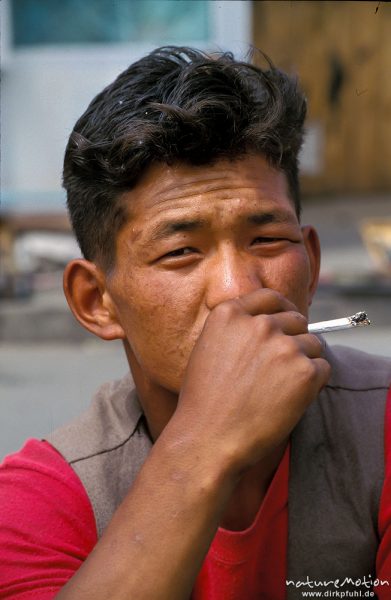 Halbstarker Anführer einer Straßengang mit Zigarrette, Ulaanbaatar - Ulan Bator, Mongolei
