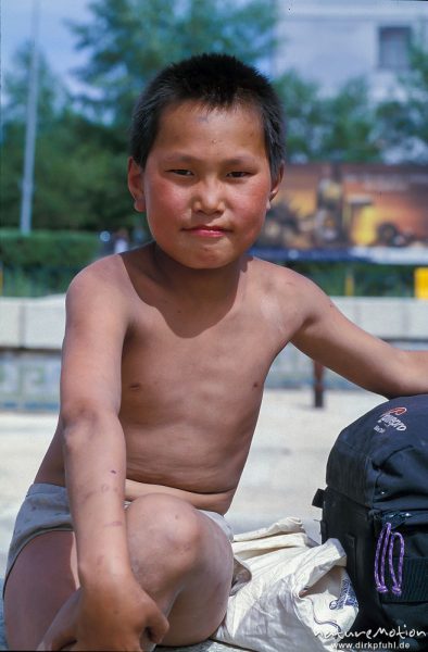 Straßenkind, obdachlos, nur in Unterhose, Ulaanbaatar - Ulan Bator, Mongolei