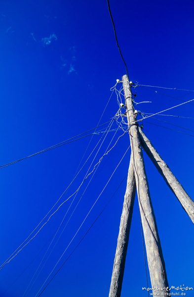 Holzmast mit Telefonleitungen vor blauem Himmel, Jurtensiedlung, ,