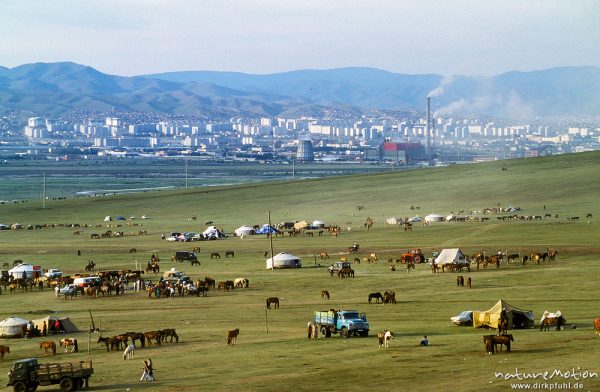 Zeltstadt bei Yarmag, im Hintergrund Skyline von Ulaanbaatar, ,