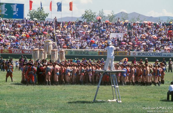 Aufmarsch der Ringer um die Fahnen von Dschingis Khan, Stadion von Ulaanbaatar, ,