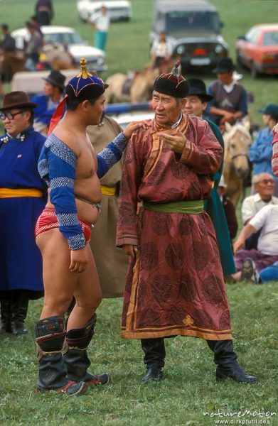 Ringer in traditioneller Kleidung mit seinem Trainer vor dem Kampf, , Mongolei
